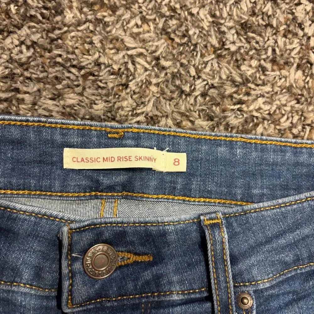 Levi's Women's Classic Midrise Skinny Jeans - Picture 2 of 6